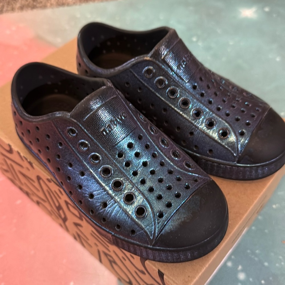 Native Jefferson black blue shine Shoes 8c toddler 10